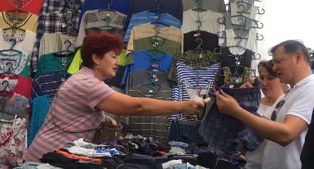 Ляшко у футболці за 6 тисяч показово купив дешевих трусів на базарі в Миргороді (фото)