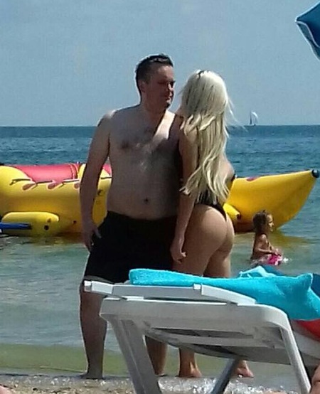 Антикорупціний прокурор Назар Холодницький на одеському пляжі засвітив голий торс і сідниці подружки (фото)