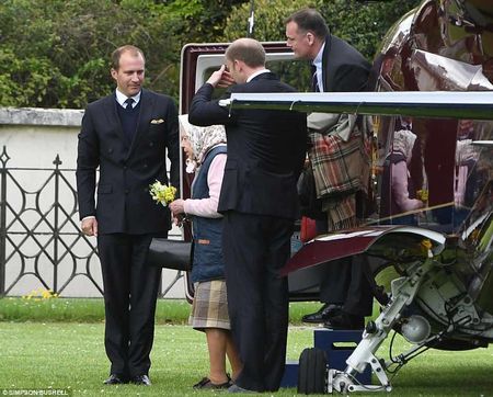 Прабабуся на гелікоптері: Єлизавета ІІ нарешті познайомилася з молодшим правнуком (фото)