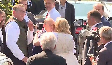 Спізнився, станцював і хор подарував: Як Путін на весілля австрійської чиновниці з’їздив (фото, відео)